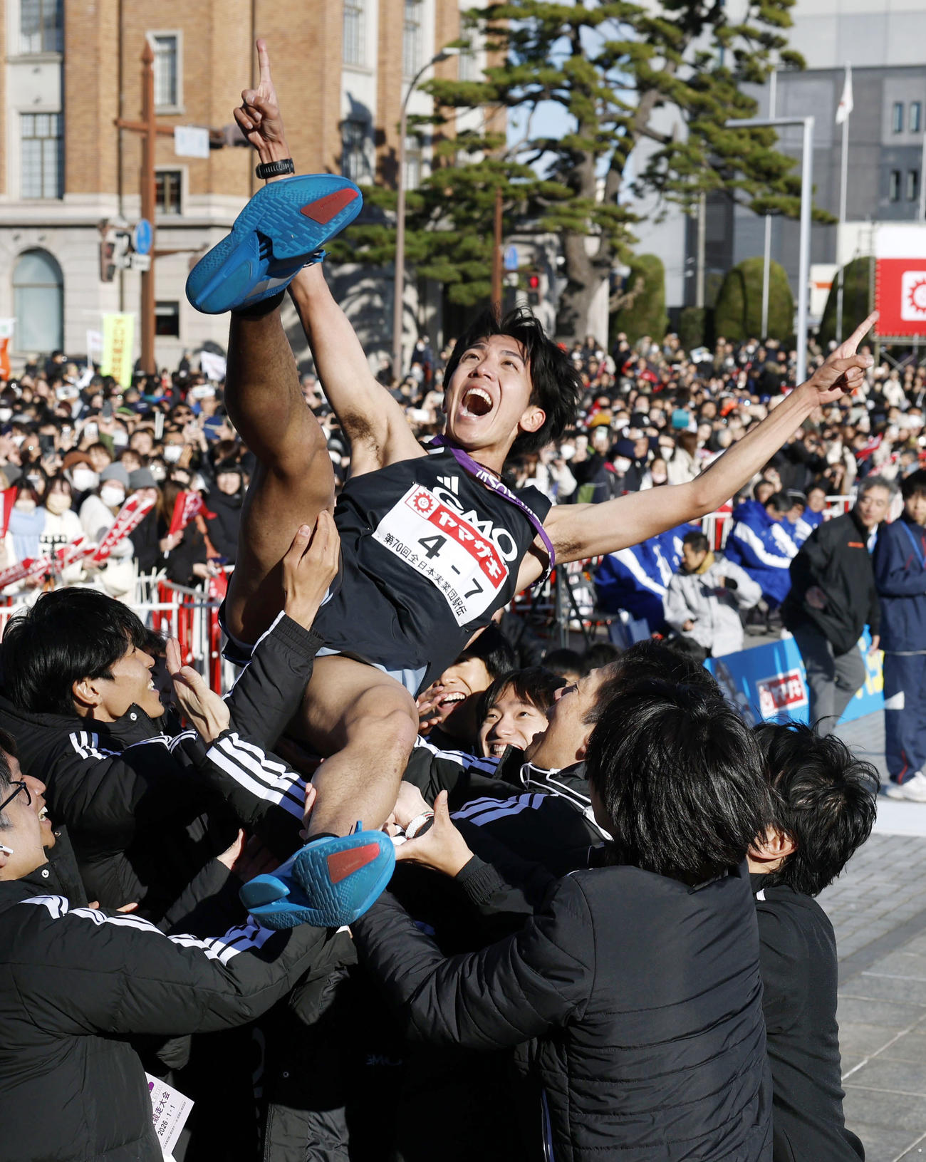初優勝を果たし胴上げされるGMOインターネットグループのアンカー・鶴川正也（共同）