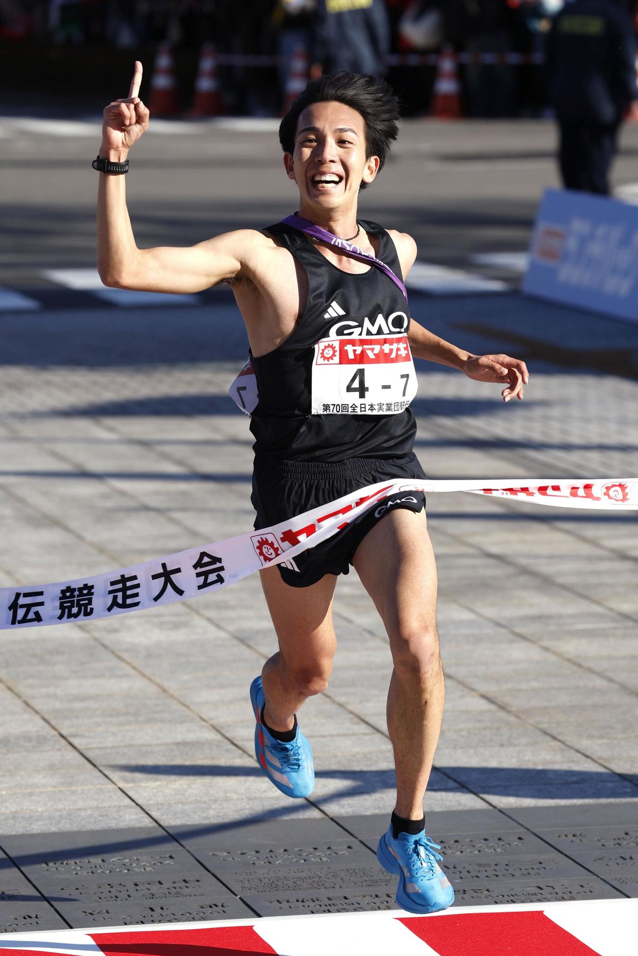 1位でゴールしたGMOインターネットグループのアンカー・鶴川正也。初優勝を果たした（共同）