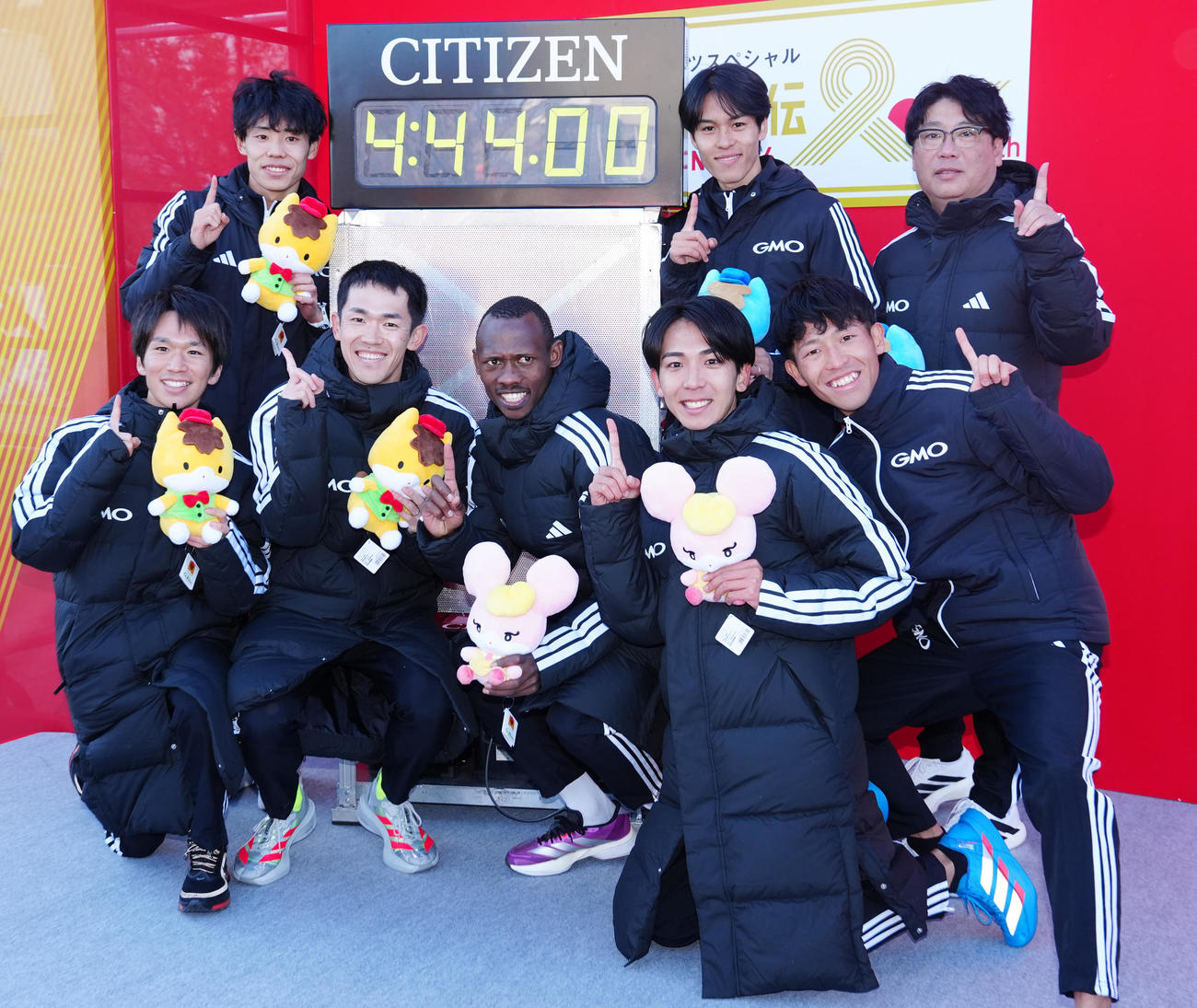 ニューイヤー駅伝で優勝し写真に納まるGMOインターネットグループの選手たち。前列左から1区吉田、3区鈴木、4区テモイ、7区鶴川、6区嶋津、後列左から2区今江、5区太田、伊藤監督（撮影・江口和貴）