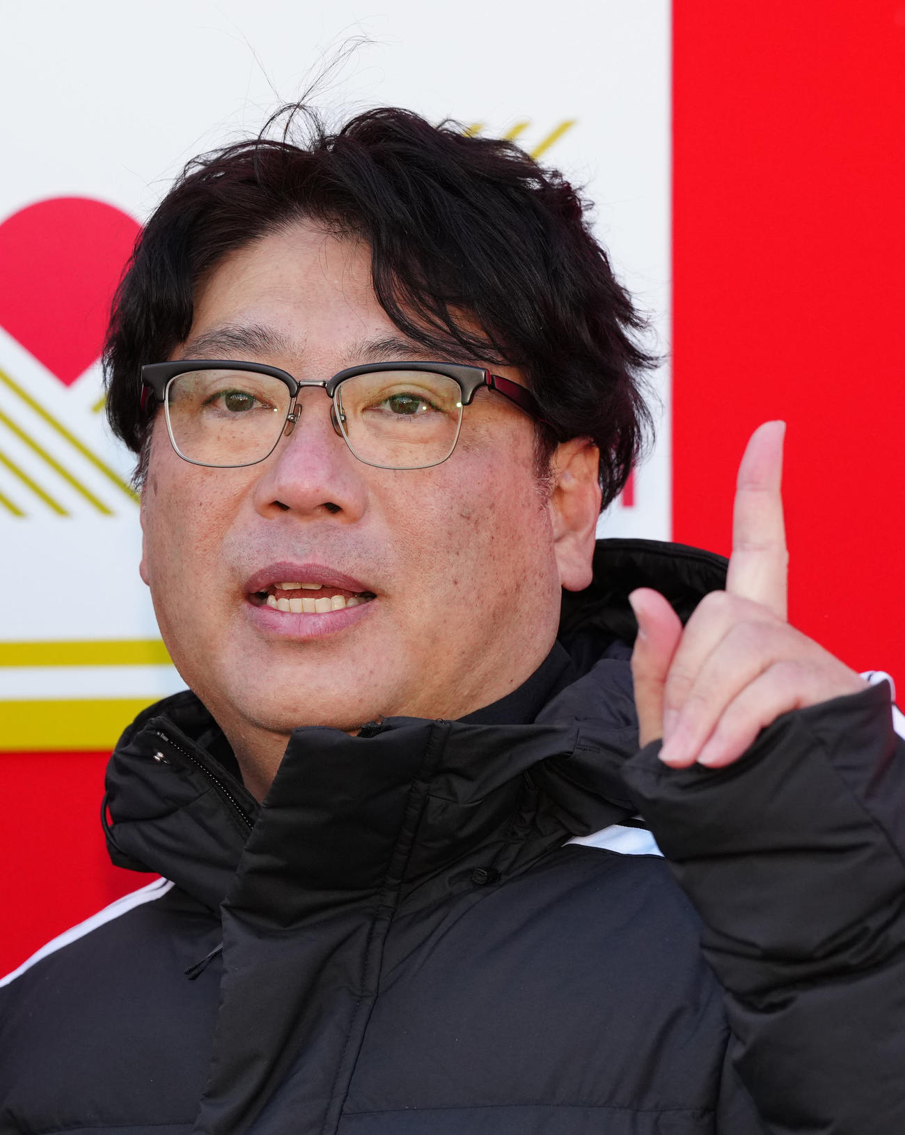 ニューイヤー駅伝で優勝し写真に納まるGMOインターネットグループの伊藤監督（撮影・江口和貴）