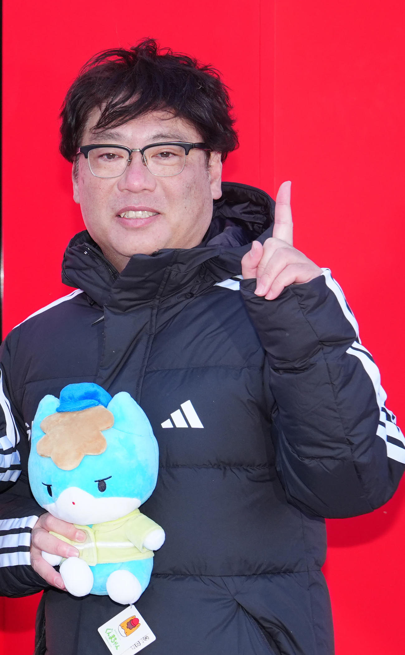 ニューイヤー駅伝で優勝し写真に納まるGMOインターネットグループの伊藤監督（撮影・江口和貴）