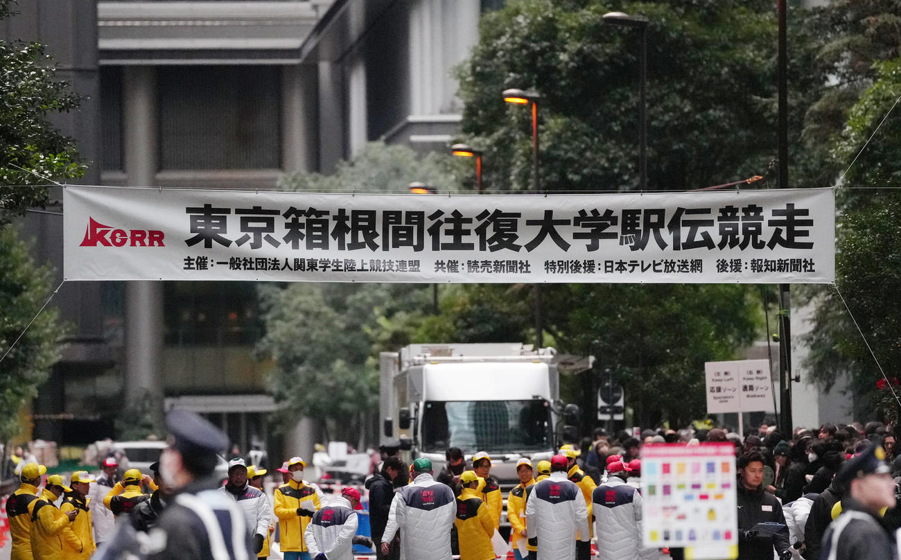 スタートの準備が進む東京・大手町（撮影・足立雅史）