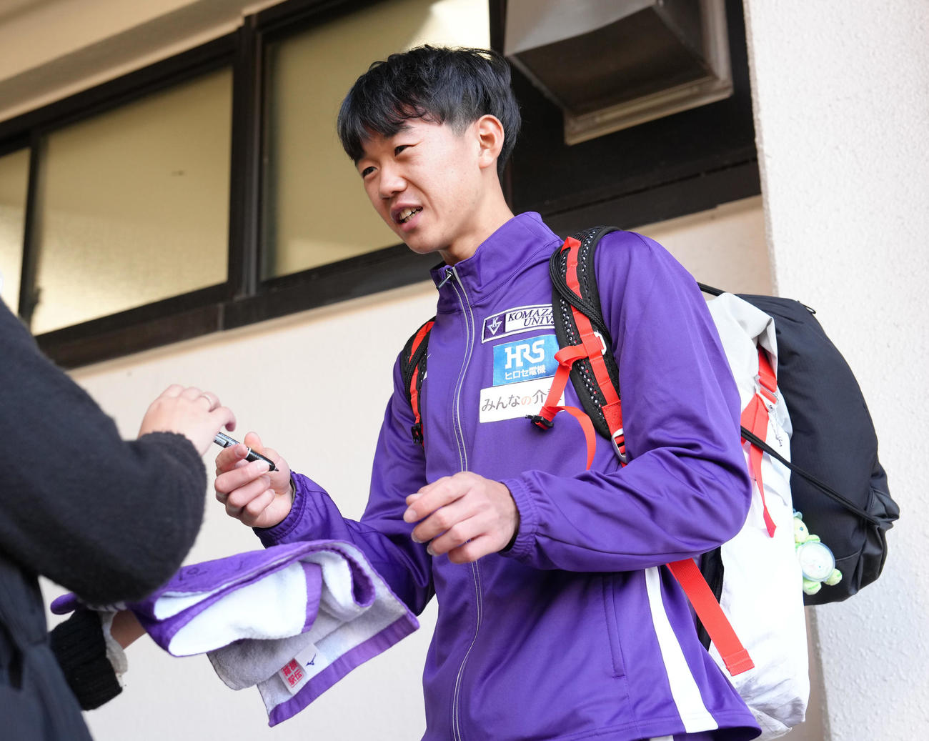上尾シティハーフマラソン2位の駒大・桑田はファンのサインに笑顔で応える（2025年11月）