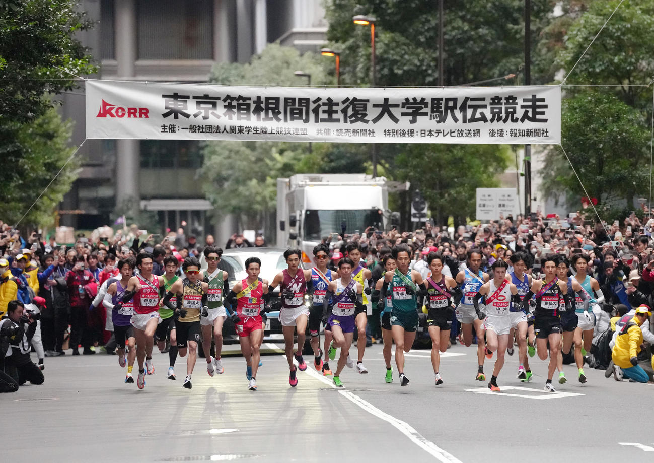 東京・大手町を一斉にスタートする1区の選手たち（撮影・足立雅史）