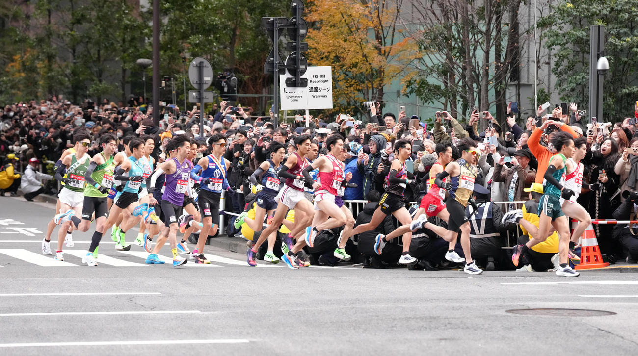 東京・大手町を一斉にスタートした1区の選手たち（撮影・足立雅史）