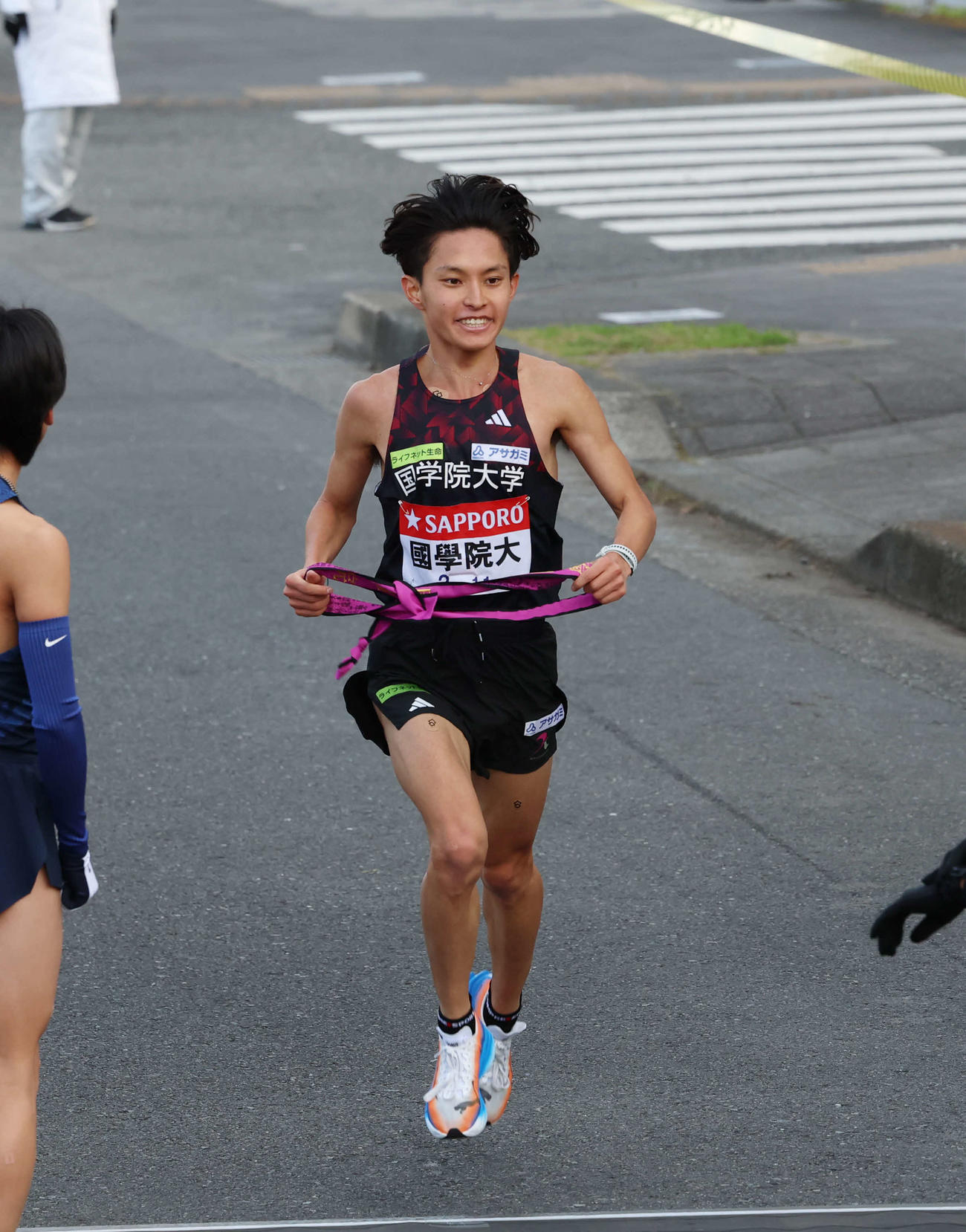 鶴見中継所を1位でタスキリレーする国学院大・青木（撮影・増田悦実）