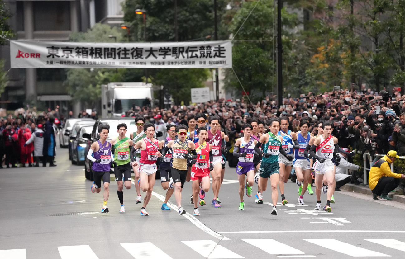 東京・大手町を一斉にスタートする1区の選手たち（撮影・足立雅史）