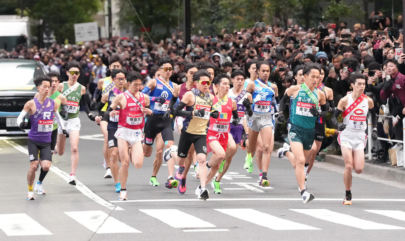 東京・大手町を一斉にスタートする1区の選手たち（撮影・足立雅史）