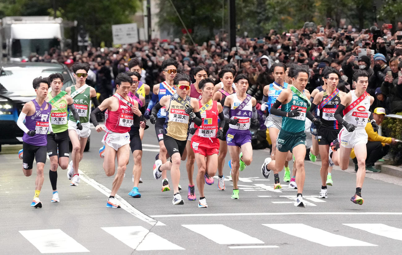 東京・大手町を一斉にスタートする1区の選手たち（撮影・足立雅史）
