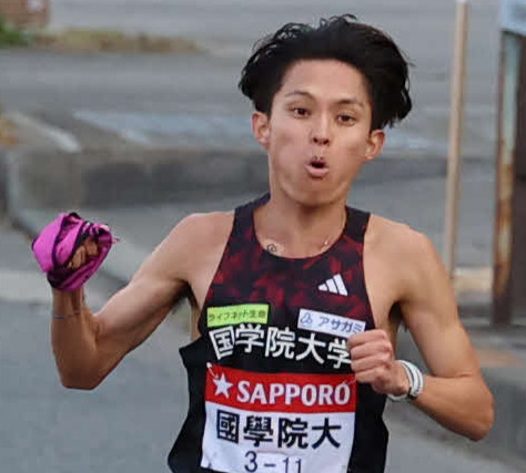鶴見中継所に1位で到着しガッツポーズを見せる国学院大・青木（撮影・増田悦実）