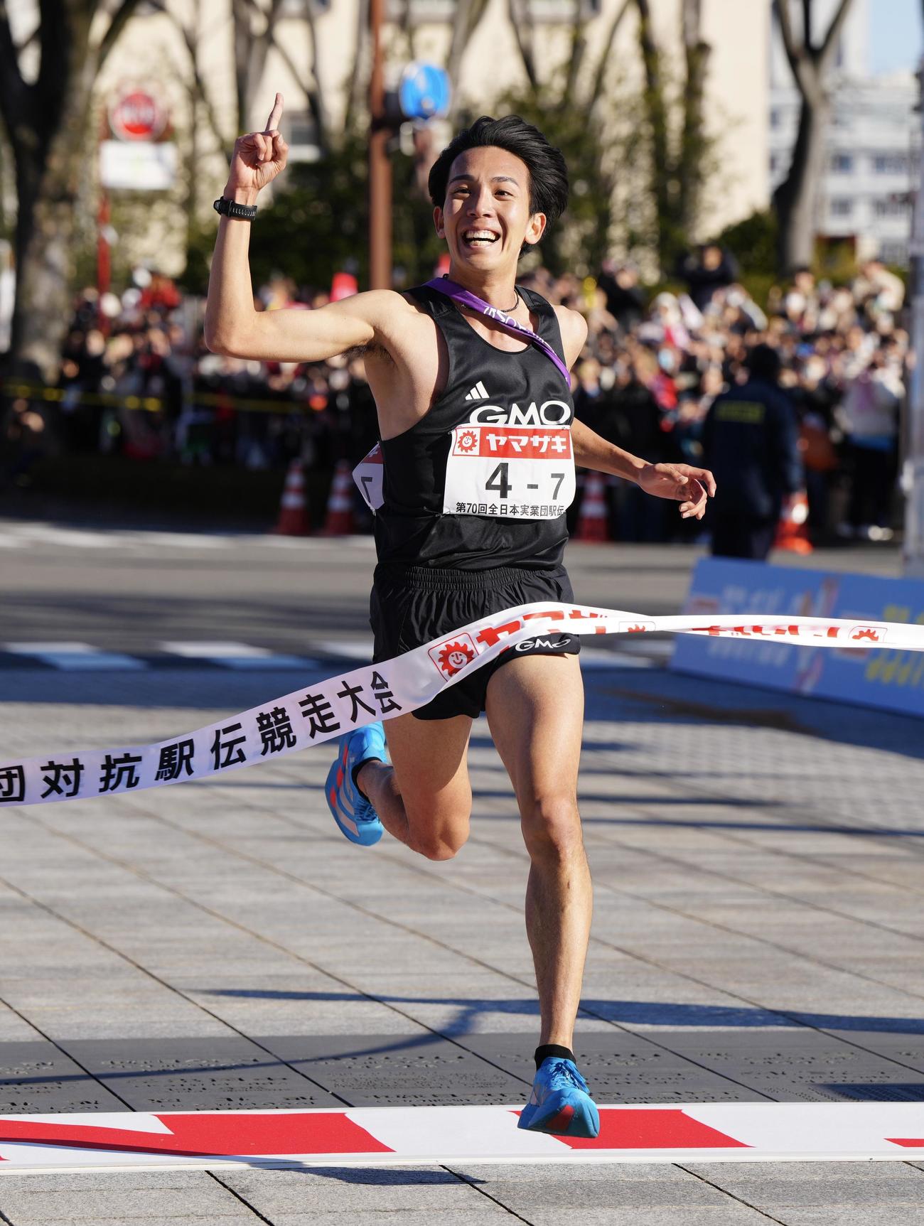 ニューイヤー駅伝の優勝テープを切るGMOインターネットグループ7区鶴川（撮影・江口和貴）