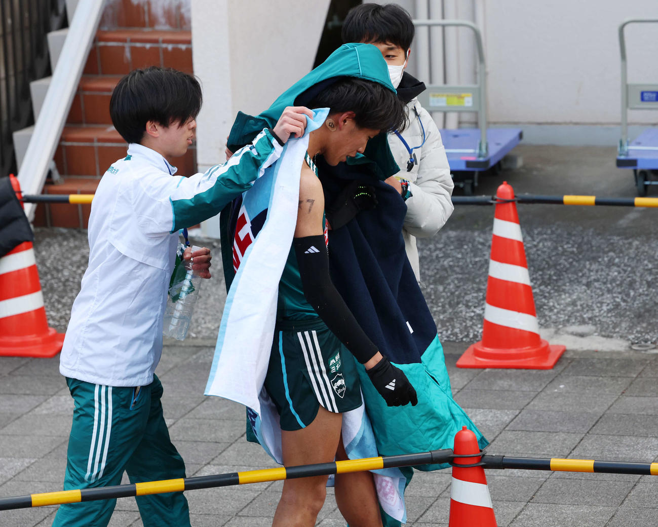 鶴見中継所でタスキリレーをしぐったりと引き上げる青学大・小河原（撮影・増田悦実）