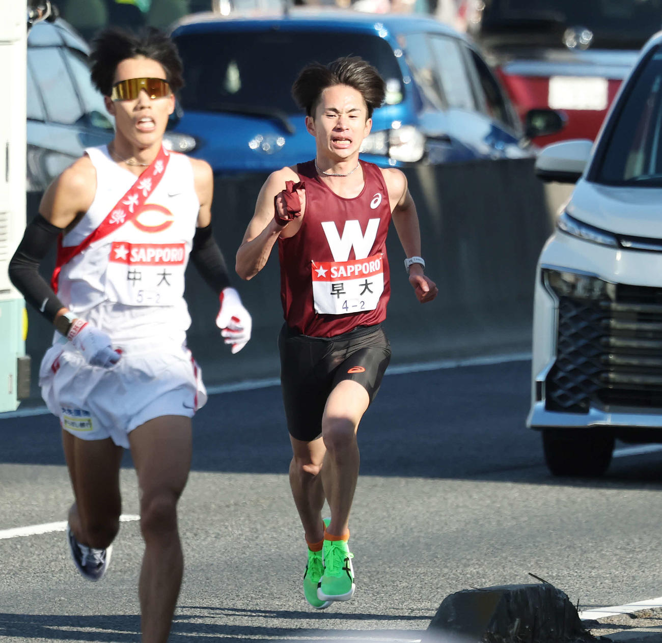 戸塚中継所に駆け込む早大2区山口智（撮影・宮地輝）