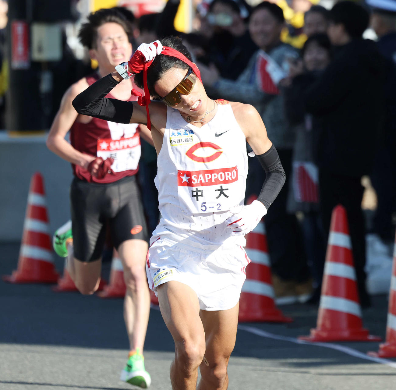 戸塚中継所に駆け込みたすきを外す中大2区溜池（撮影・宮地輝）