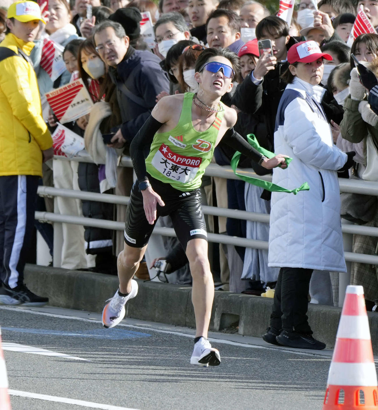 平塚中継所前で転倒する大東大3区菅崎（撮影・小島史椰）