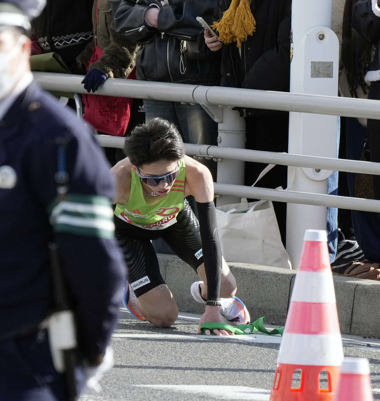 平塚中継所前で転倒する大東大3区菅崎（撮影・小島史椰）