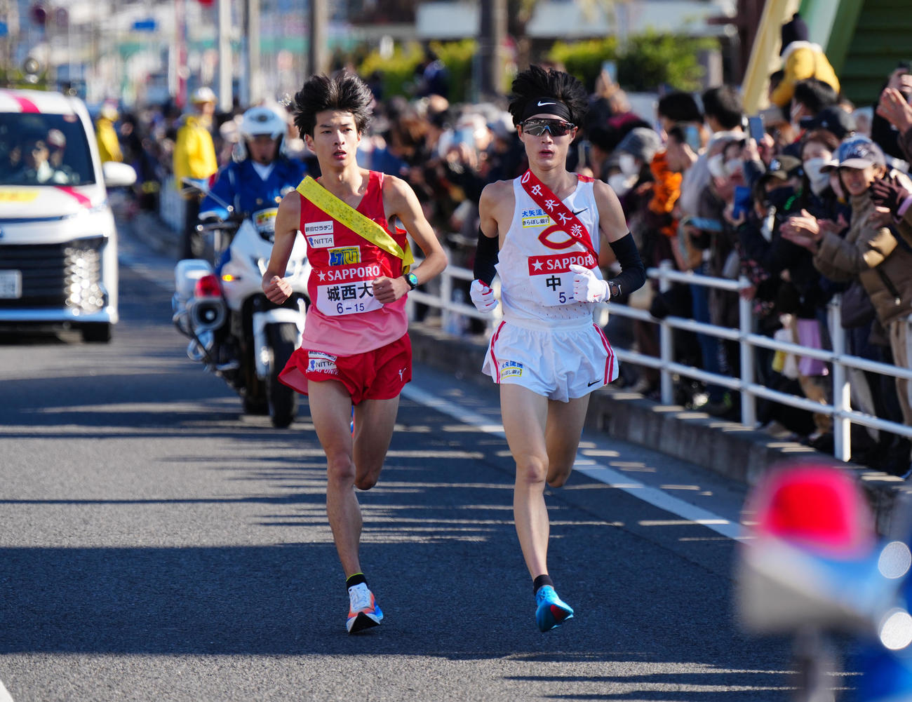 3区、城西大・小林竜輝（左）を抜きトップに立つ中大・本間颯（代表撮影）