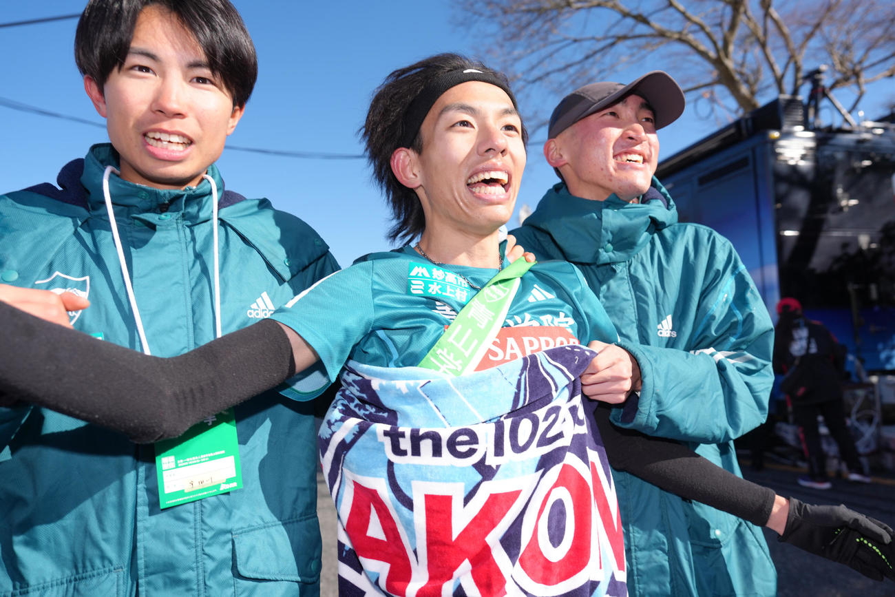 区間新記録でチームを往路優勝に導き笑顔を見せる青学大5区黒田（中央）（撮影・足立雅史）