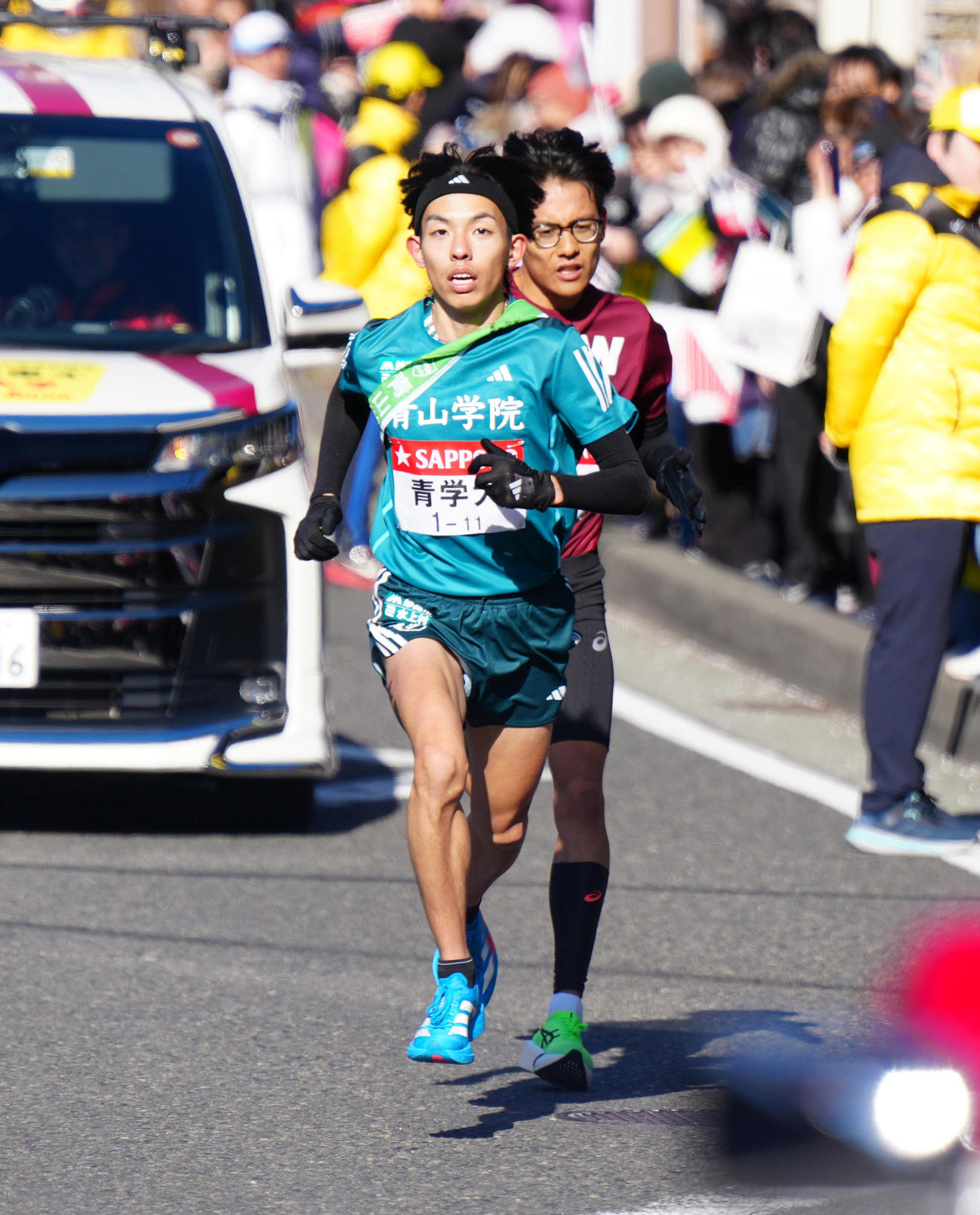 5区、早大・工藤（右）を抜き去り、トップに躍り出る青学大・黒田（代表撮影）