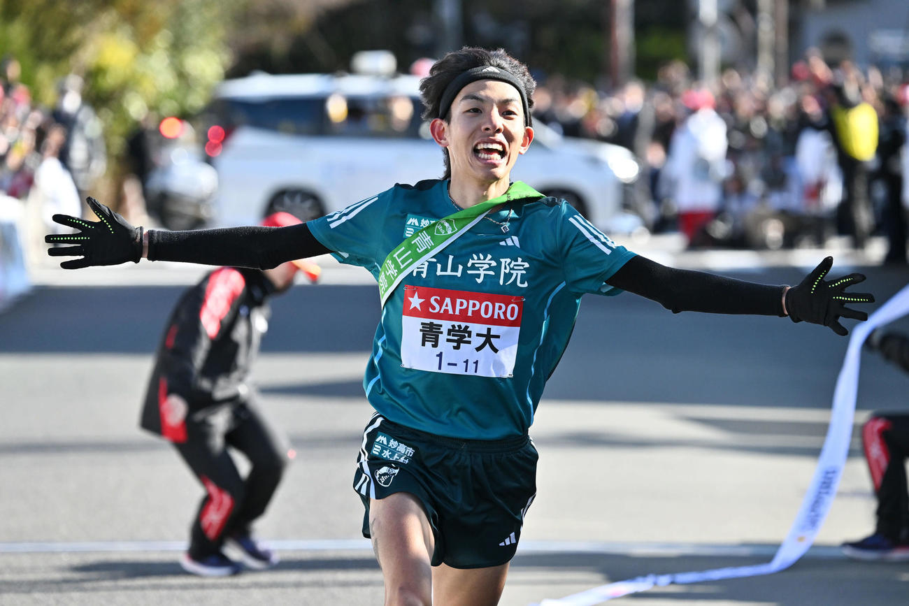 往路優勝を決め笑顔の5区青学大・黒田（撮影・滝沢徹郎）
