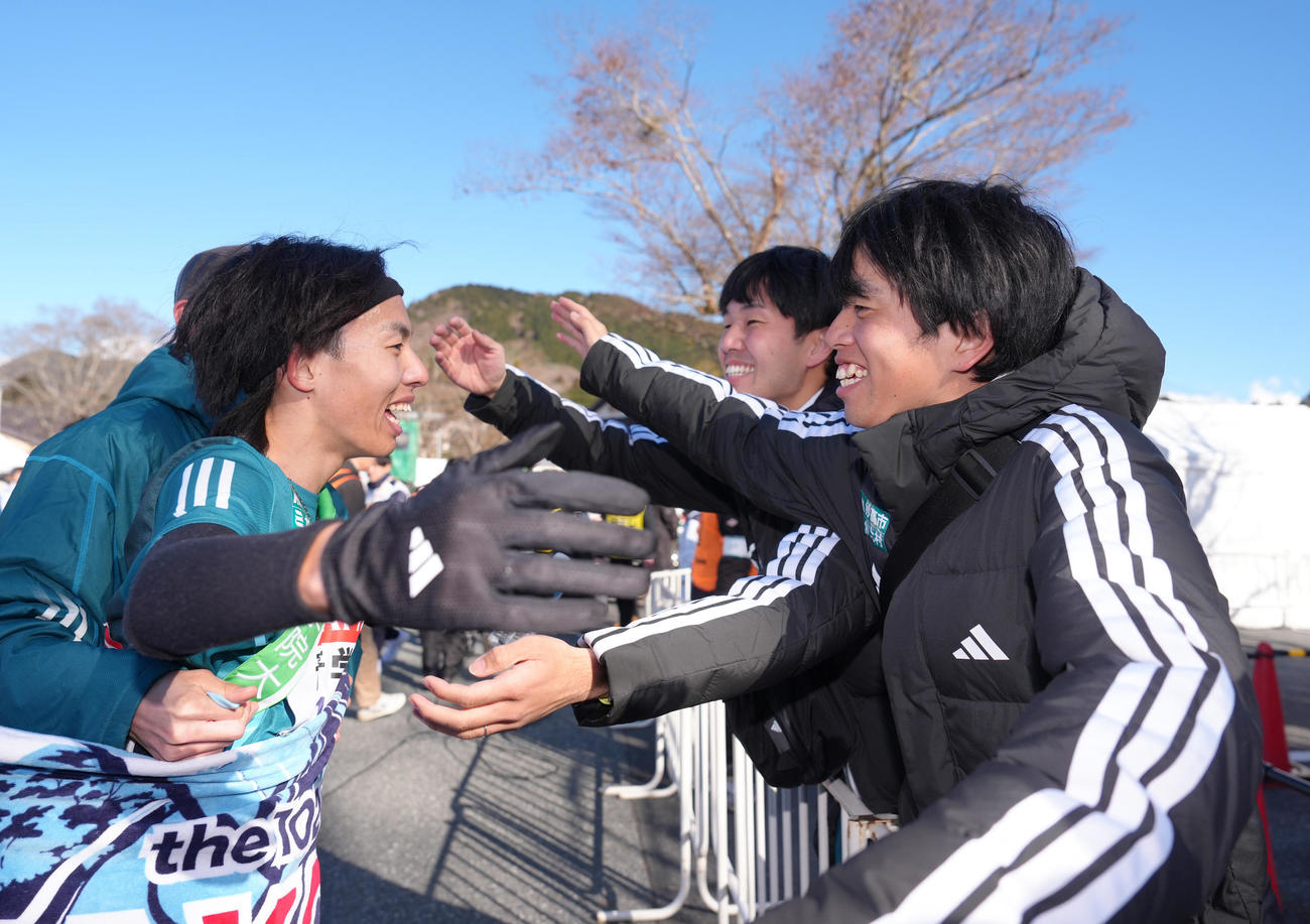 区間新記録でチームを往路優勝に導き抱き合い喜ぶ青学大5区黒田（左）（撮影・足立雅史）