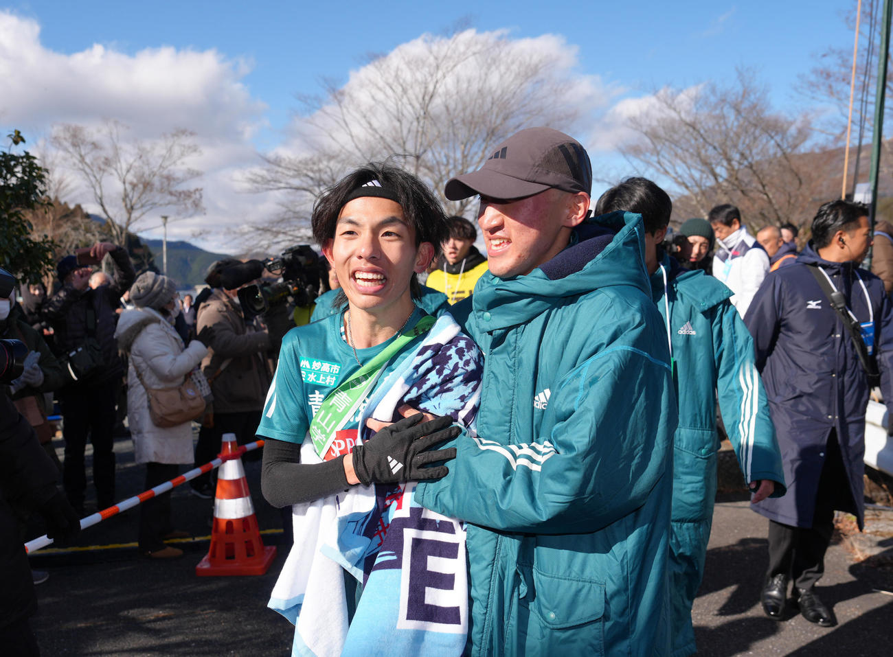 区間新記録でチームを往路優勝に導き笑顔を見せる青学大5区黒田（左）（撮影・足立雅史）