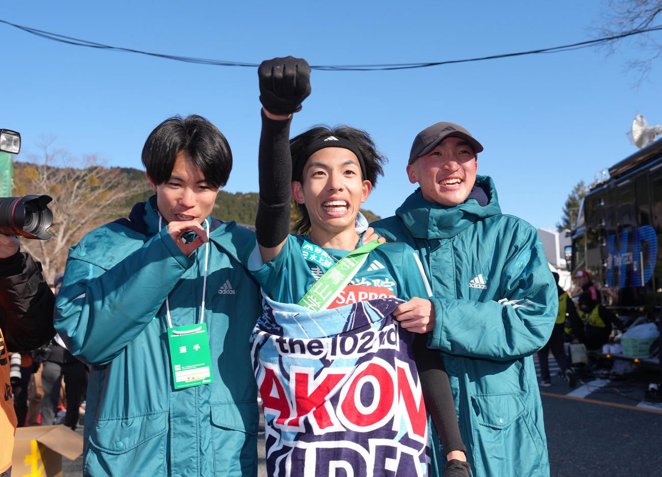 区間新記録でチームを往路優勝に導きガッツポーズする青学大5区黒田（中央）（撮影・足立雅史）