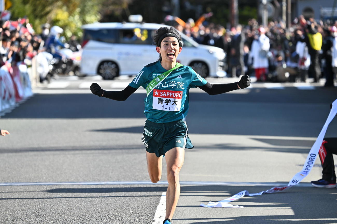 往路優勝を決めポーズを決める5区青学大・黒田（撮影・滝沢徹郎）