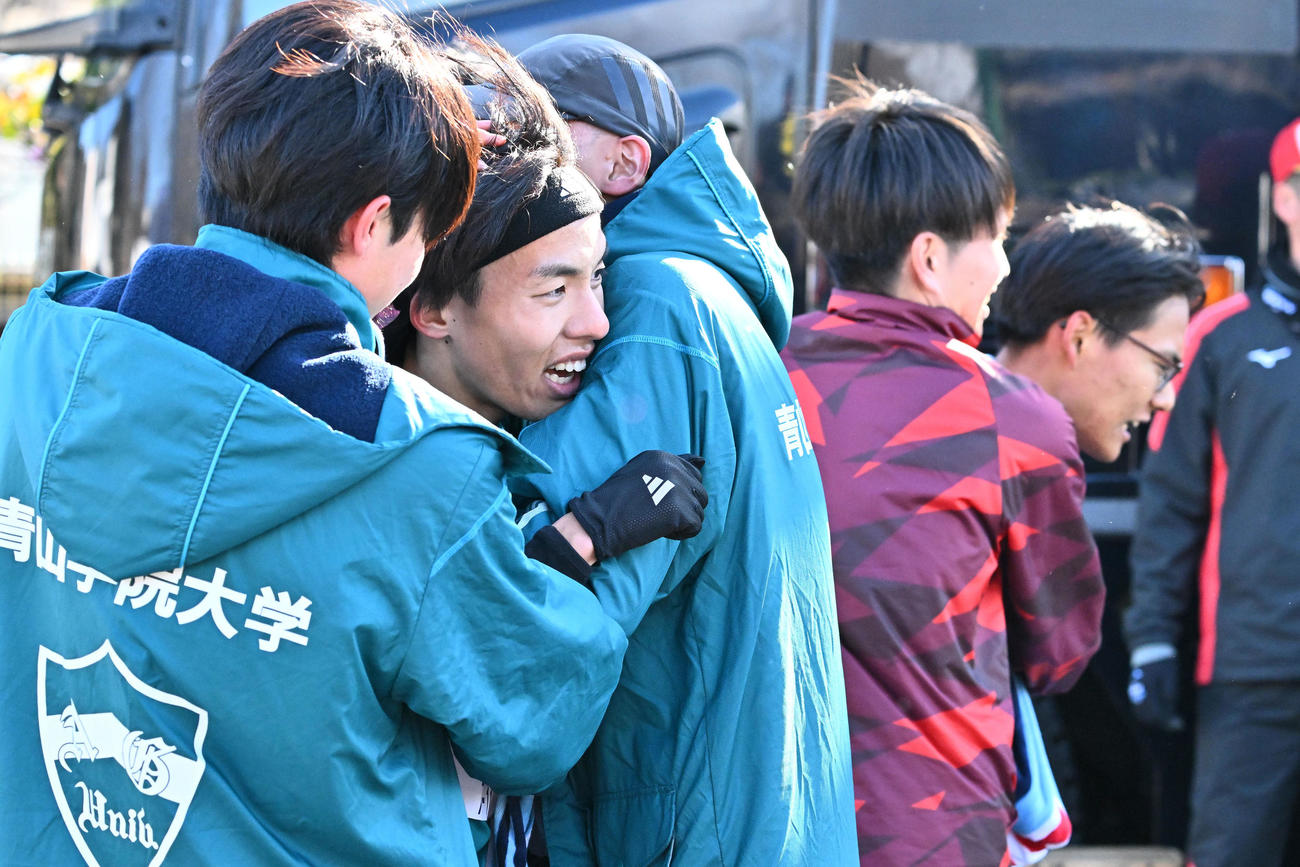 往路優勝を決めた5区青学大・黒田（左から2人目）と2位でゴールした早大・工藤（右）（撮影・滝沢徹郎）
