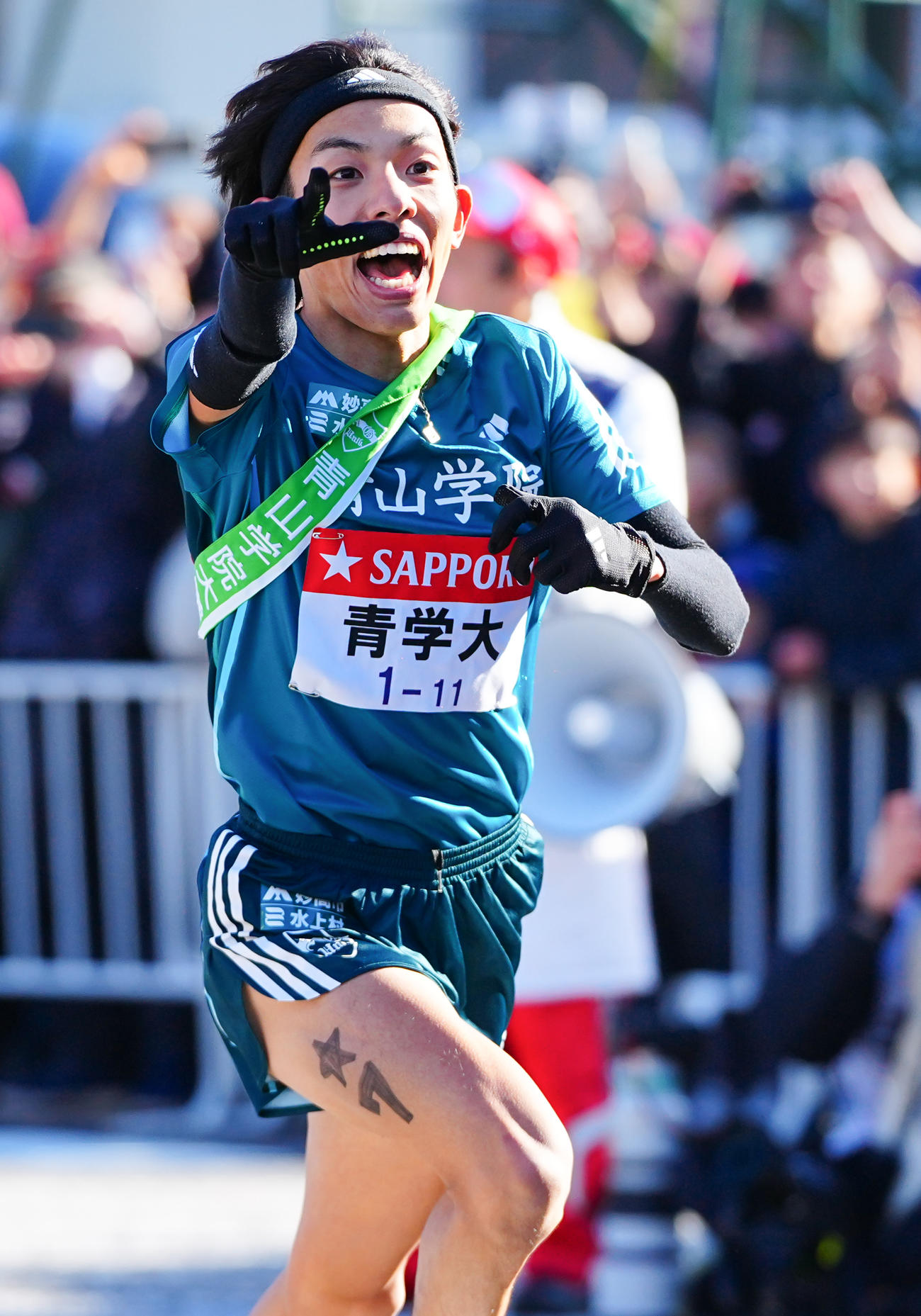 箱根駅伝　往路　往路最後の直線に入りゴールを指さす青学大5区黒田（撮影・垰建太）