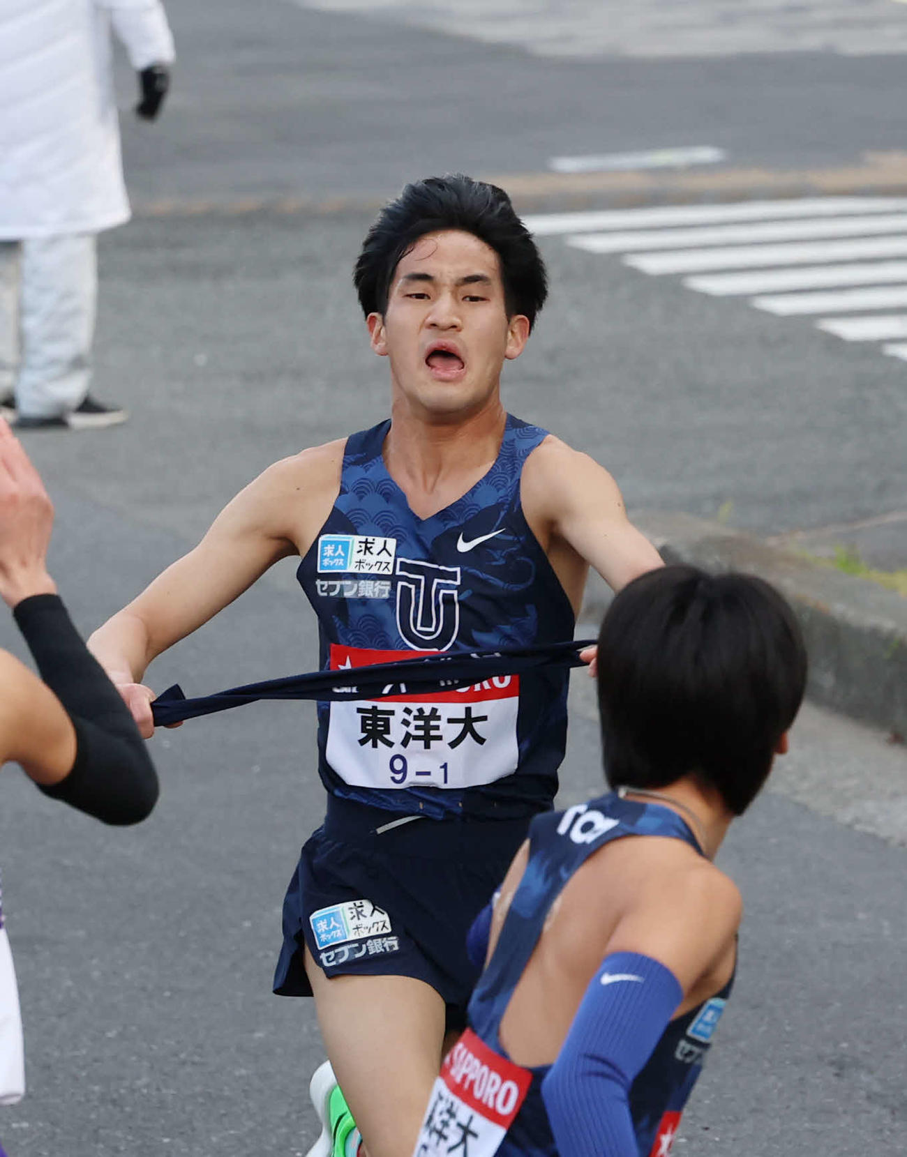 鶴見中継所で力走する東洋大・松井（撮影・増田悦実）