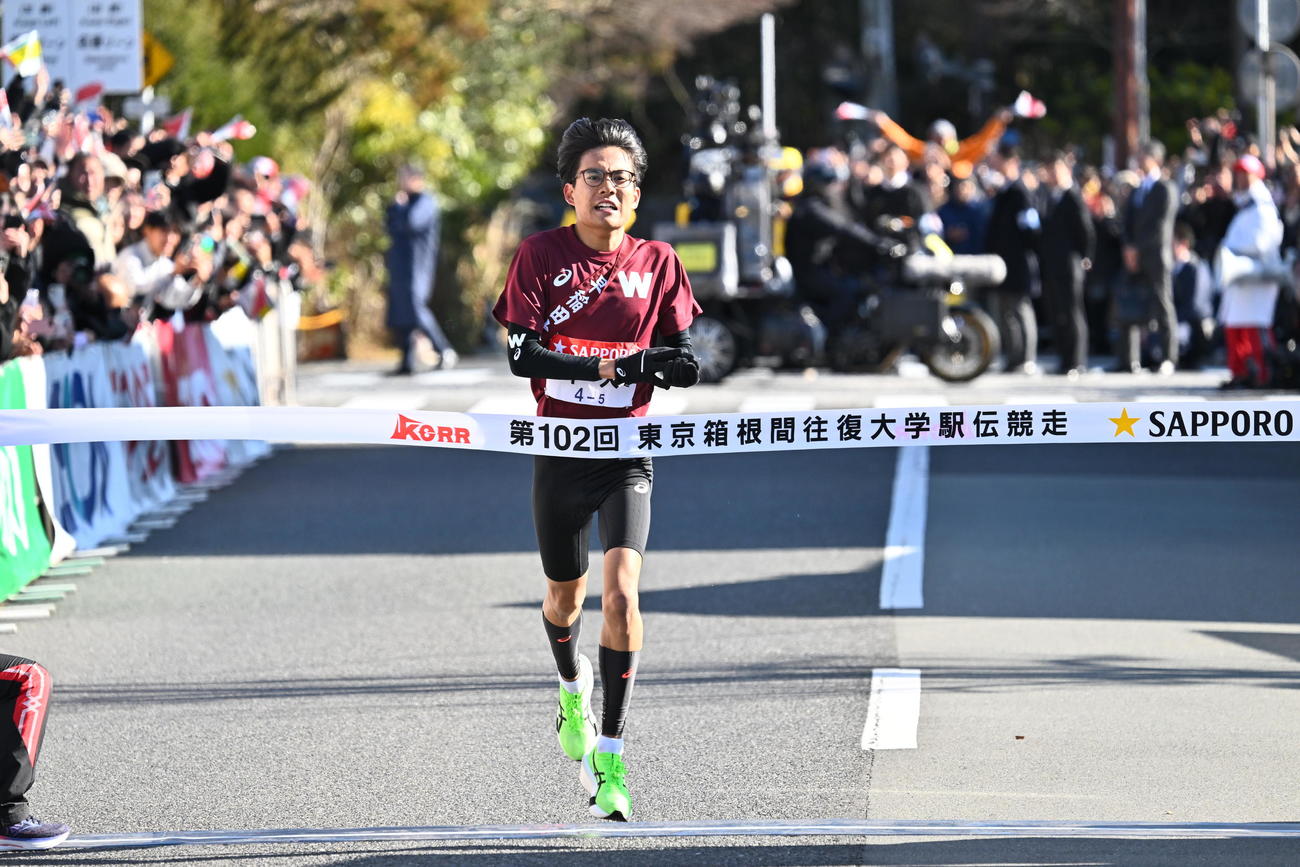 往路を2位でゴールする5区早大・工藤（撮影・滝沢徹郎）