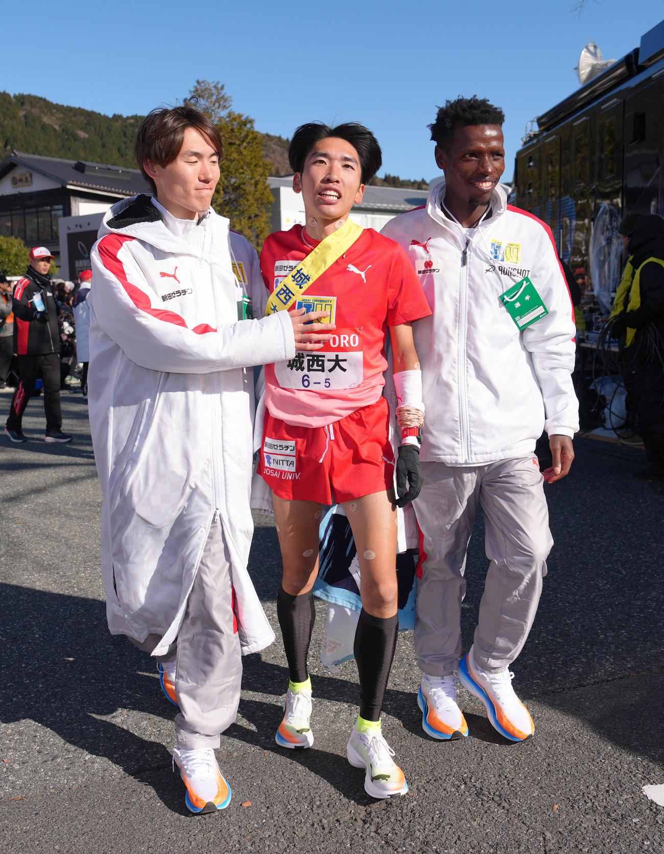 往路5位でゴールした城西大・斎藤（中央）（撮影・足立雅史）