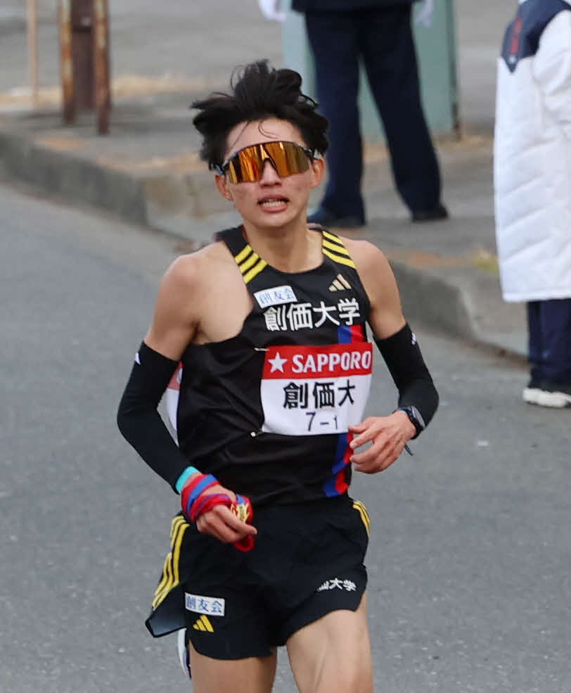 鶴見中継所で力走する創価大・黒木（撮影・増田悦実）