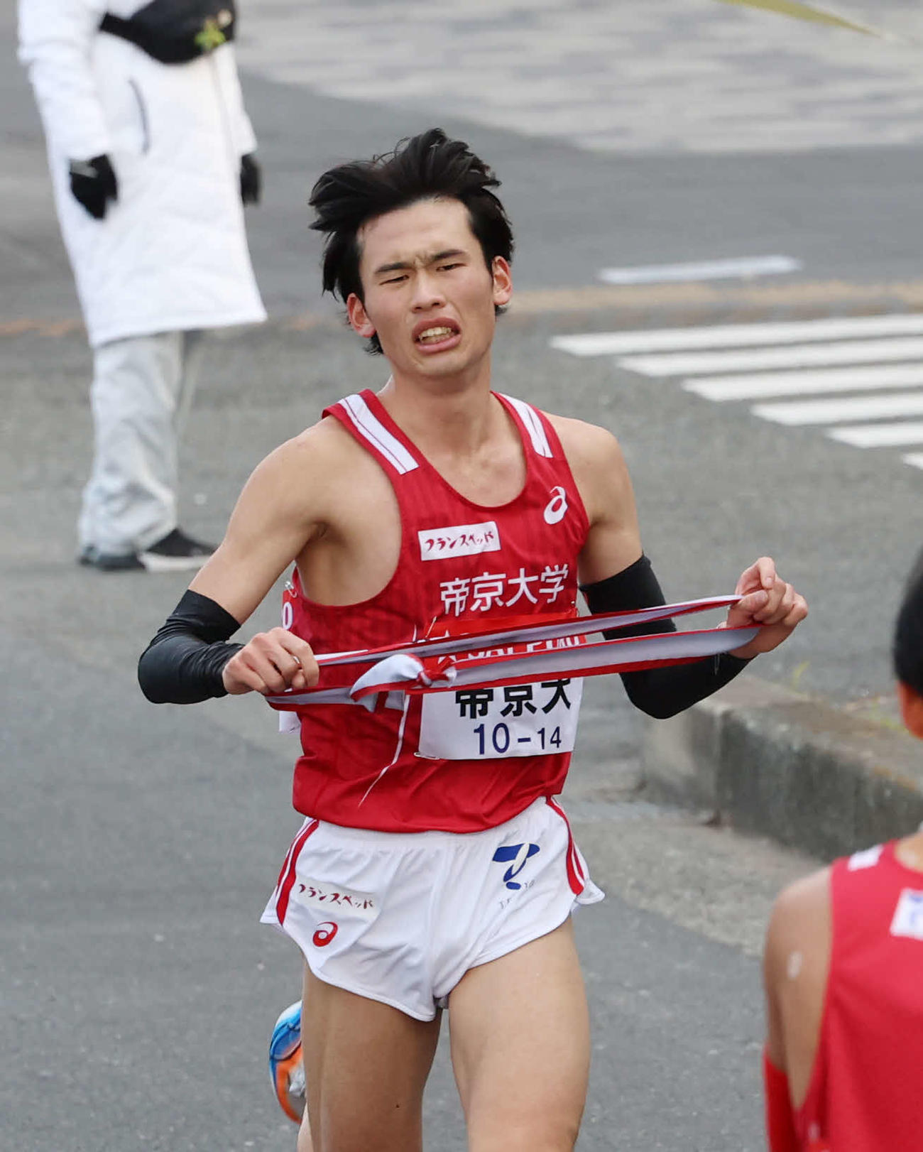鶴見中継所で力走する帝京大・原（撮影・増田悦実）