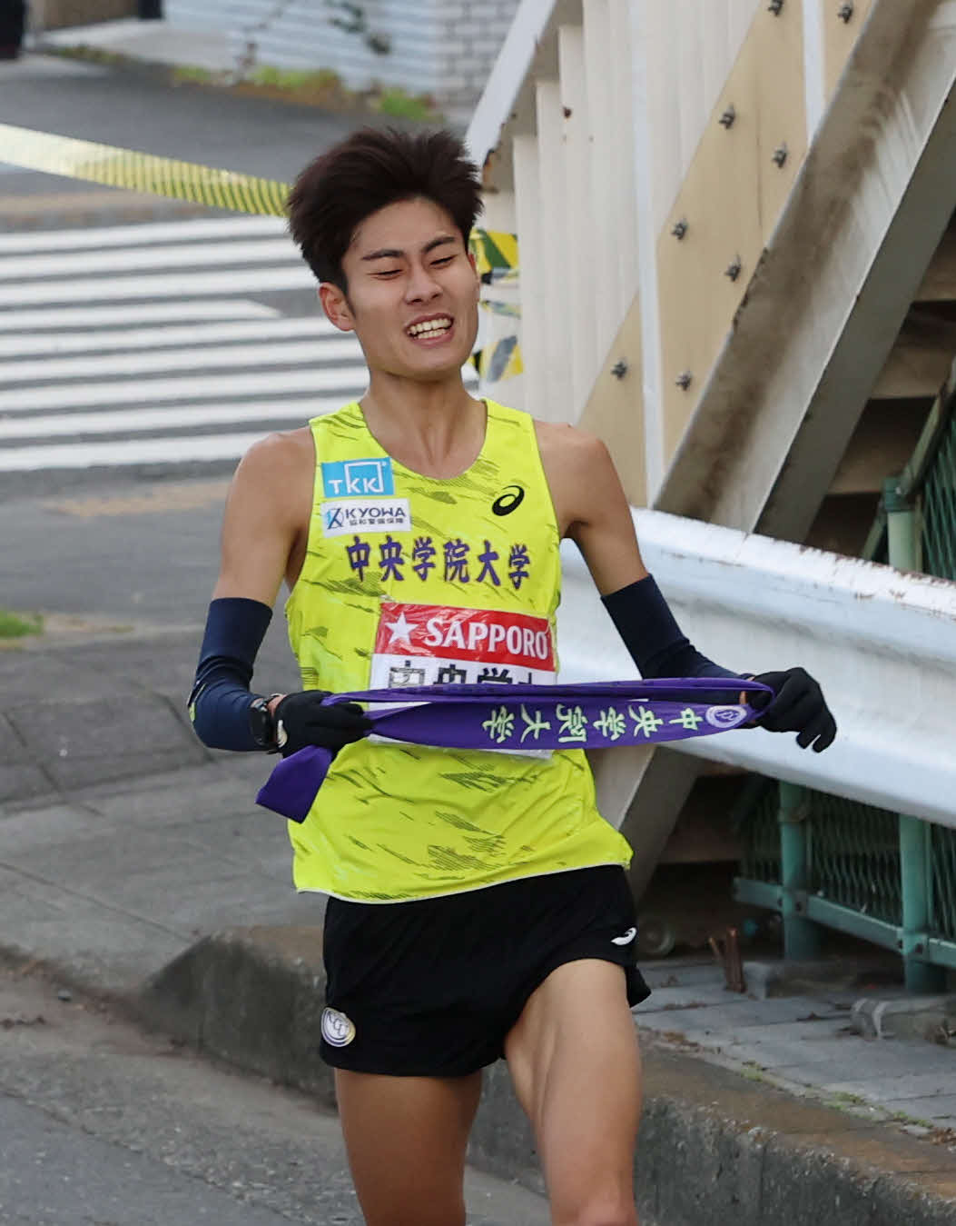 鶴見中継所で力走する中央学院大・近田（撮影・増田悦実）