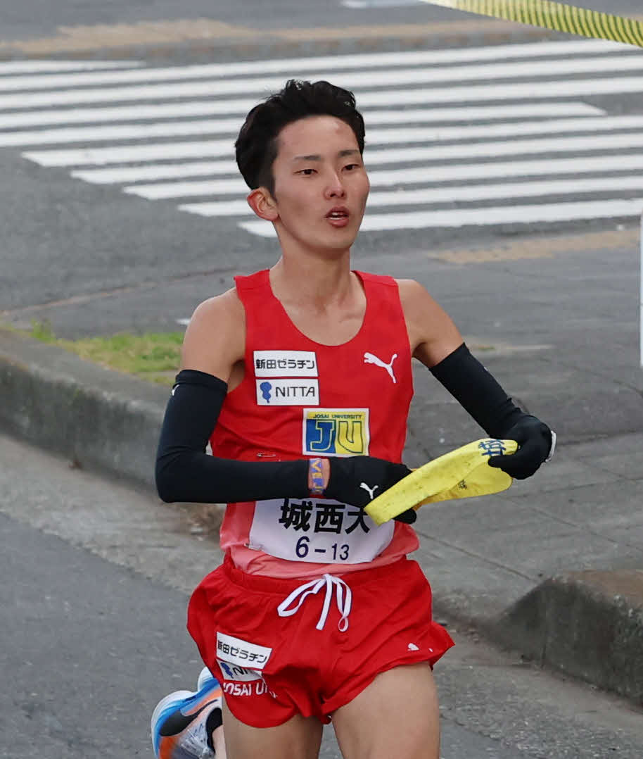 鶴見中継所で力走する城西大・柴田（撮影・増田悦実）