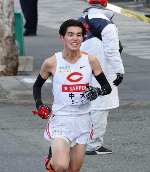鶴見中継所で力走する中大・藤田（撮影・増田悦実）