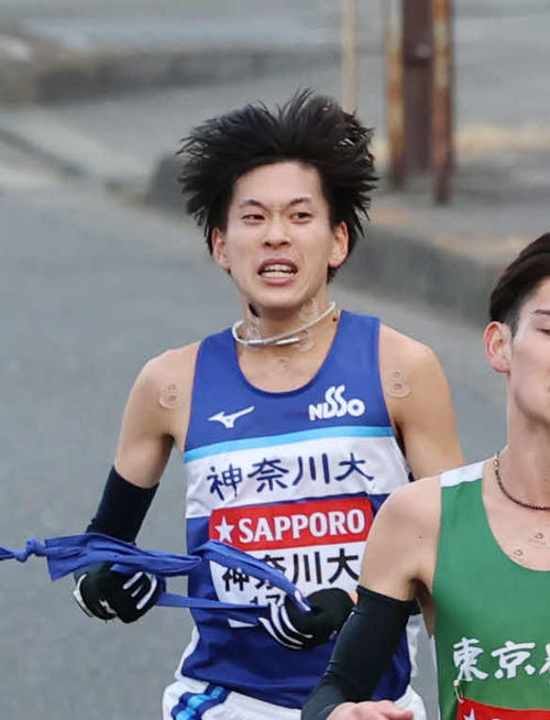 鶴見中継所で力走する神大・酒井（撮影・増田悦実）