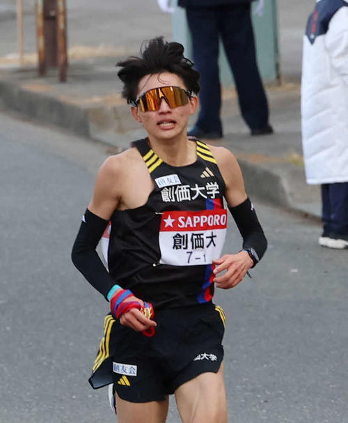 鶴見中継所で力走する創価大・黒木（撮影・増田悦実）