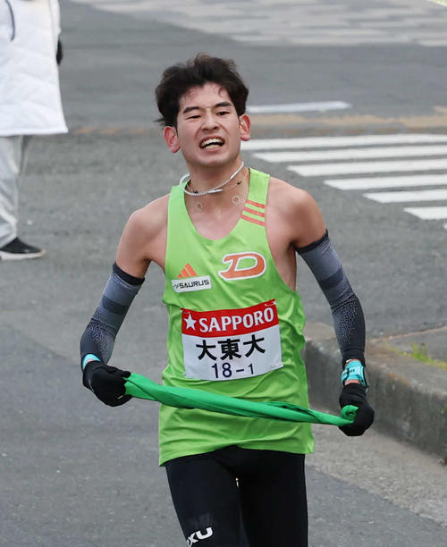 鶴見中継所で力走する大東文化大・大濱（撮影・増田悦実）