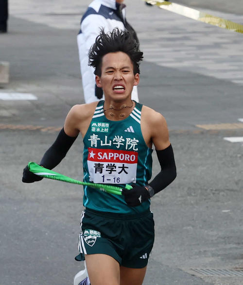 鶴見中継所で力走する青山学院大・小河原（撮影・増田悦実）