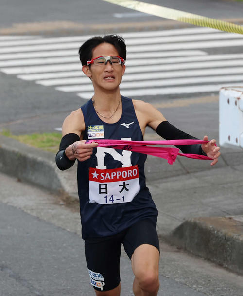鶴見中継所で力走する日大・山口（撮影・増田悦実）