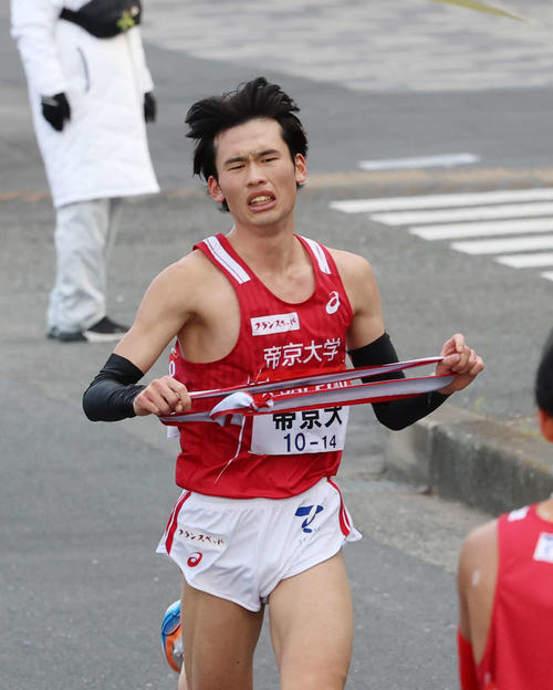 鶴見中継所で力走する帝京大・原（撮影・増田悦実）