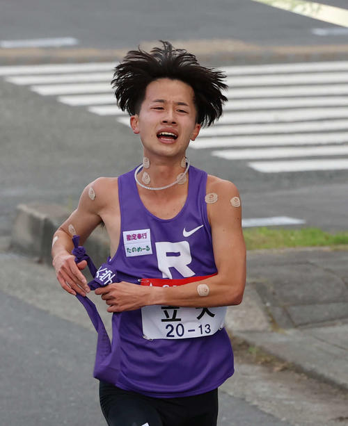 鶴見中継所で力走する立大・吉屋（撮影・増田悦実）