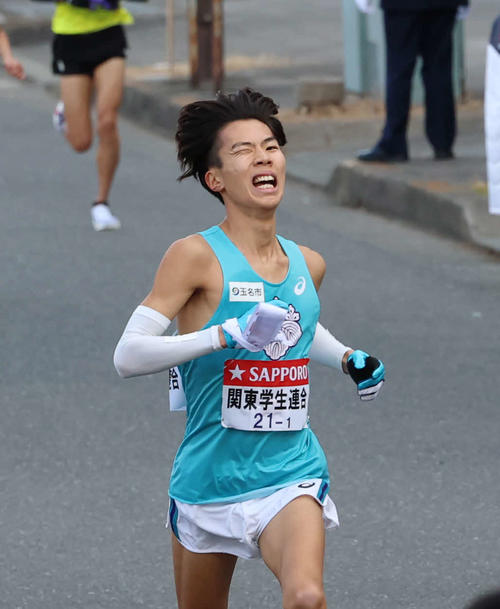 鶴見中継所で力走する関東学生連合チーム筑波大・川﨑（撮影・増田悦実）
