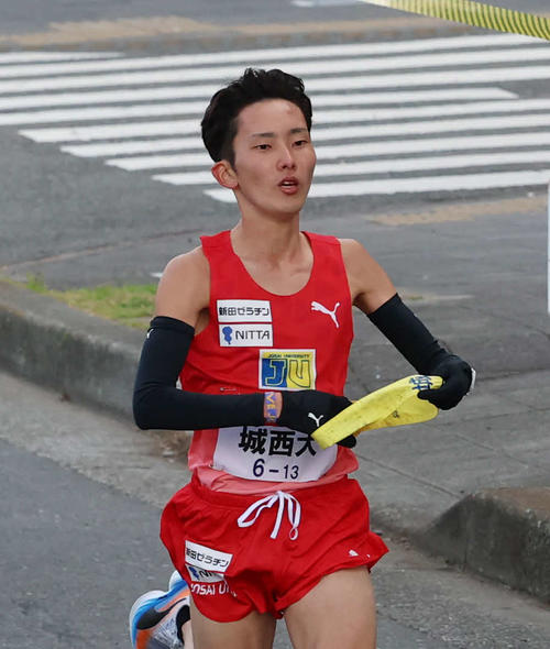 鶴見中継所で力走する城西大・柴田（撮影・増田悦実）