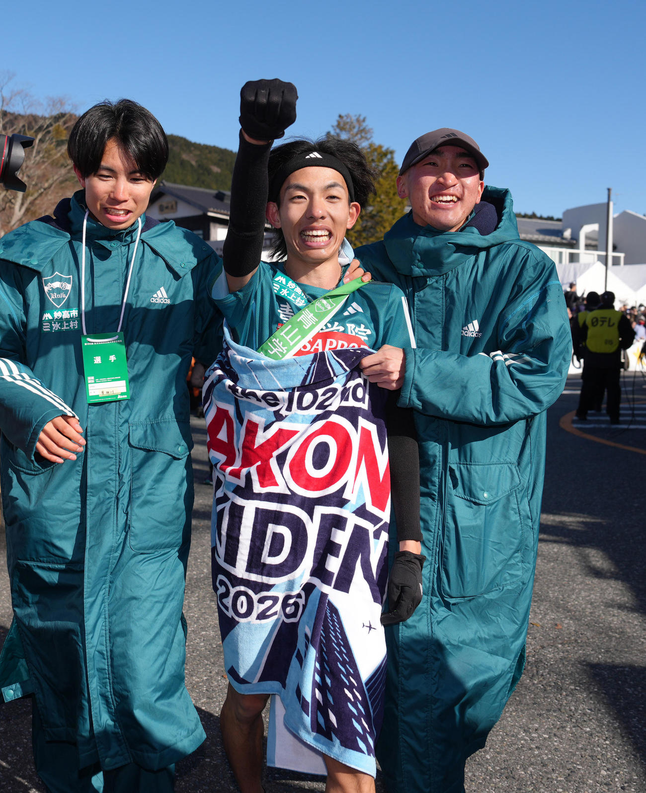 区間新記録でチームを往路優勝に導きガッツポーズする青学大5区黒田（中央）（撮影・足立雅史）