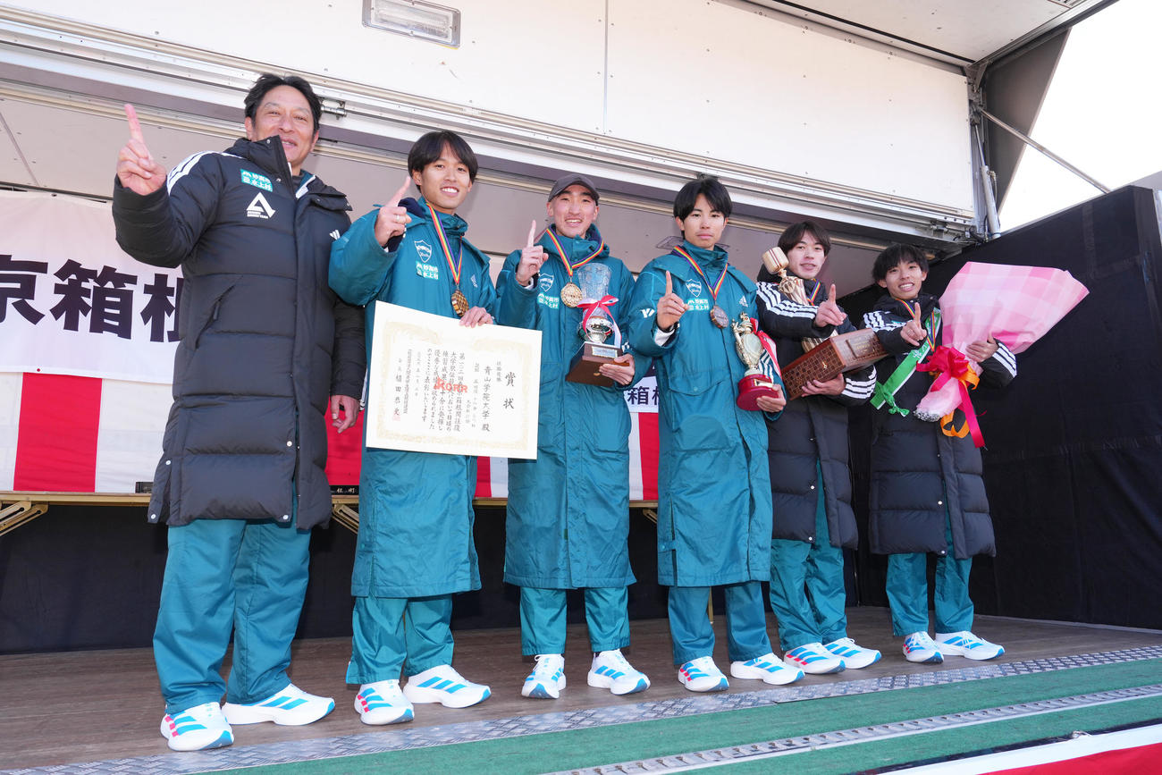 往路優勝を果たしポーズを決める青学大の、左から原晋監督、1区小河原、2区飯田、3区宇田川、4区平松、5区黒田（撮影・足立雅史）