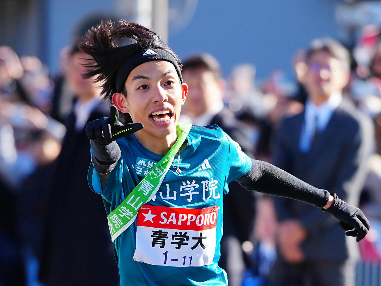 往路最後の直線に入りポーズを決める青学大5区黒田（撮影・垰建太）
